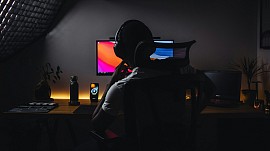 With the rise of easy and intuitive AI tools to create digital content, many people ask what a web developer is worth compared to Chat.GPT and other LLMs